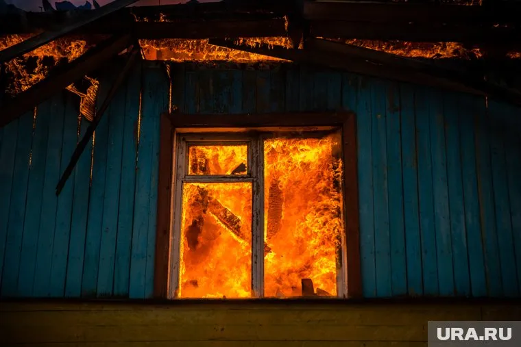 Пожарный не нашел в горящем доме трех человек