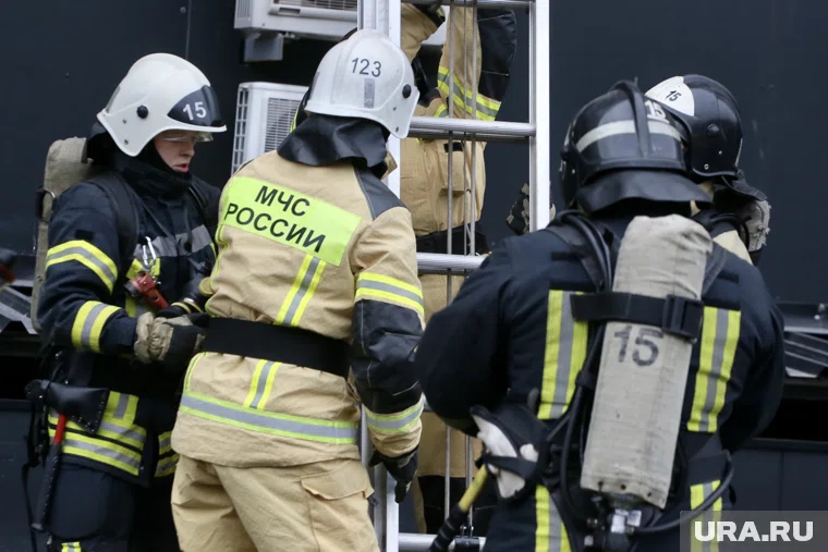 Огонь охватил промышленные помещения