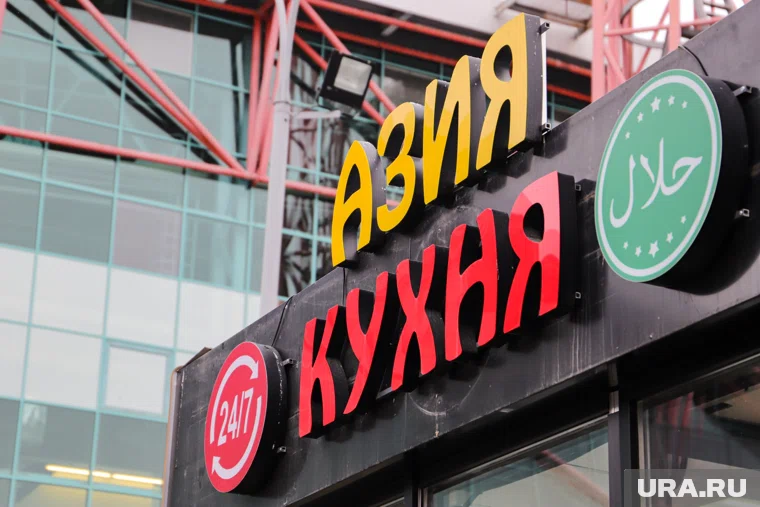 Возле «Дирижабля» стоит несколько ларьков с шаурмой