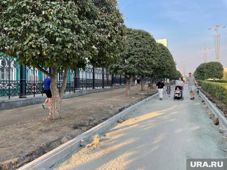 Будет ли восстановлен газон, в мэрии оперативно уточнить не смогли