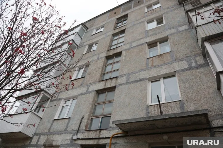 Жители свой дом аварийным не считают