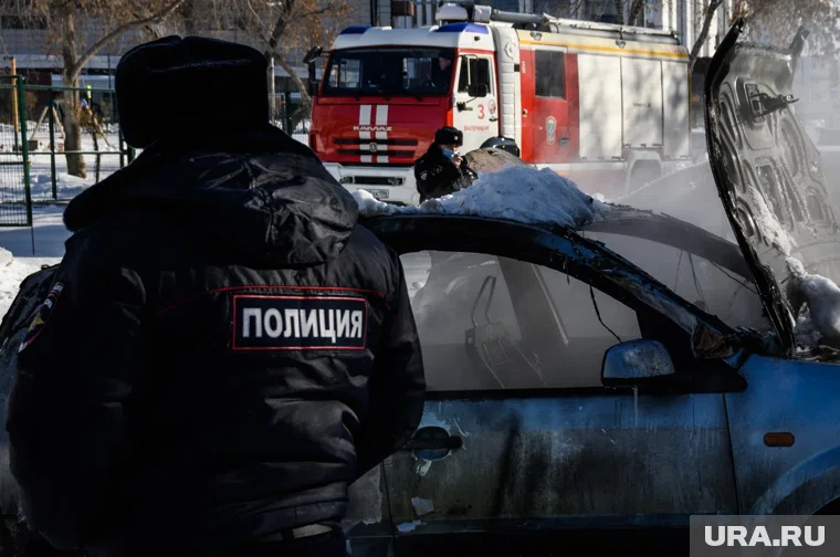 На месте пожара работают полицейские