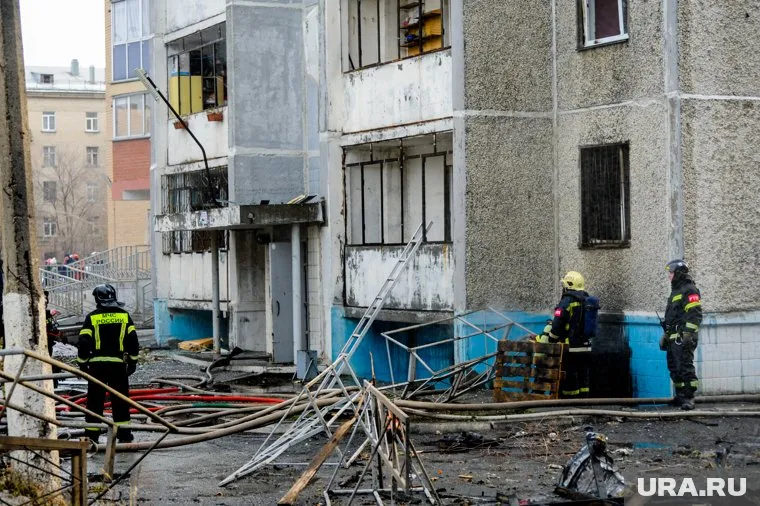 Сотрудники МЧС потушили пожар после взрыва газа (архивное фото)