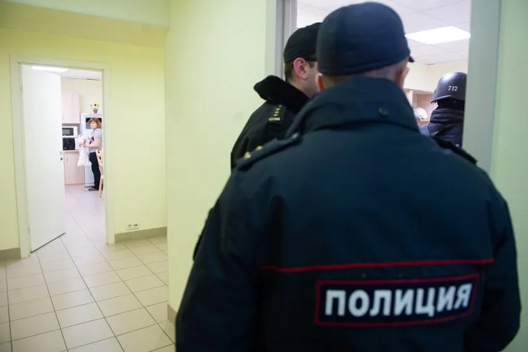 Судебные приставы опечатывают БЦ