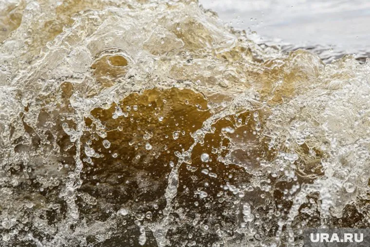 Грузовик ушел под воду на реке Чулым, водитель и пассажир погибли