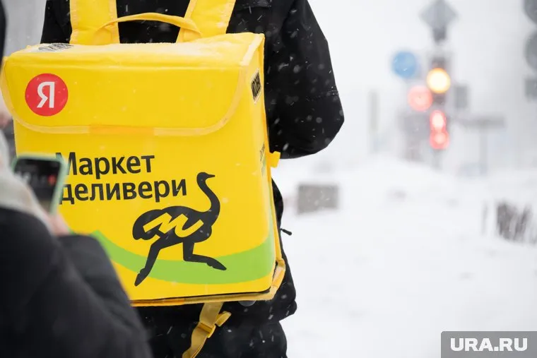 Сотрудник службы доставки развозил еду