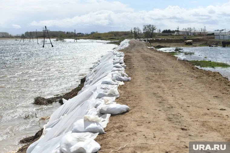 Вода в Казанском и Абатском районах подобралась вплотную к населенным пунктам