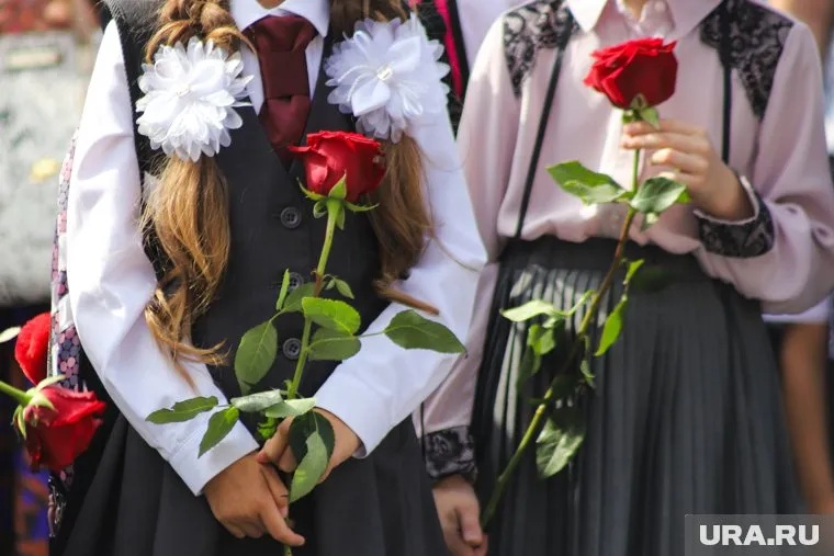 Из-за прохлады первоклашек собирают в актовых залах