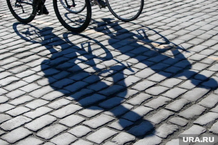 Экс-мэр Щучья Курганской области Дорошенко, обвиняемый в коррупции, спокойно катается на велосипеде