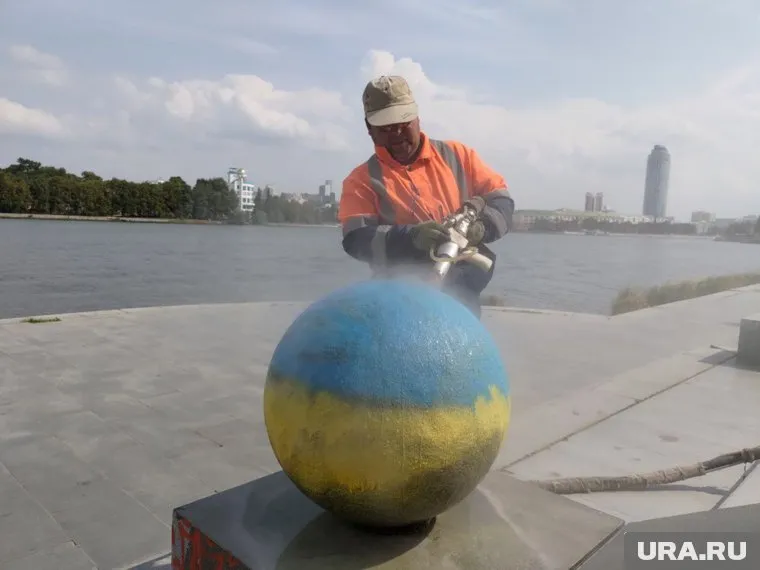 Неизвестный вандал раскрасил площадь Екатеринбурга в цвета флага Украины