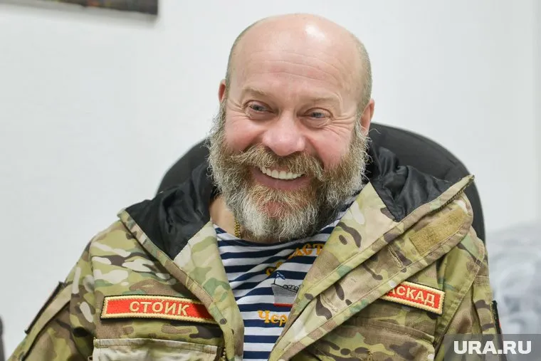 Олег Колесников показал стойки для спутниковых тарелок, купленные на фронт