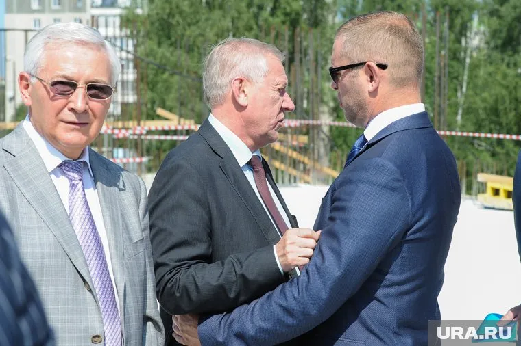 Теперь Юрия Карликанова (слева) недолюбливают не только дольщики, но и чиновники