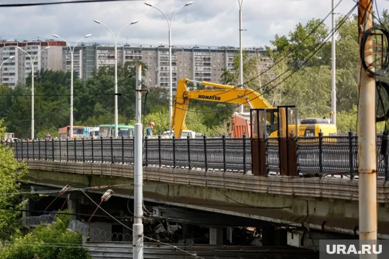 Изначально предполагалось, что полноценное движение по Бебелевскому мосту запустят 15 июля
