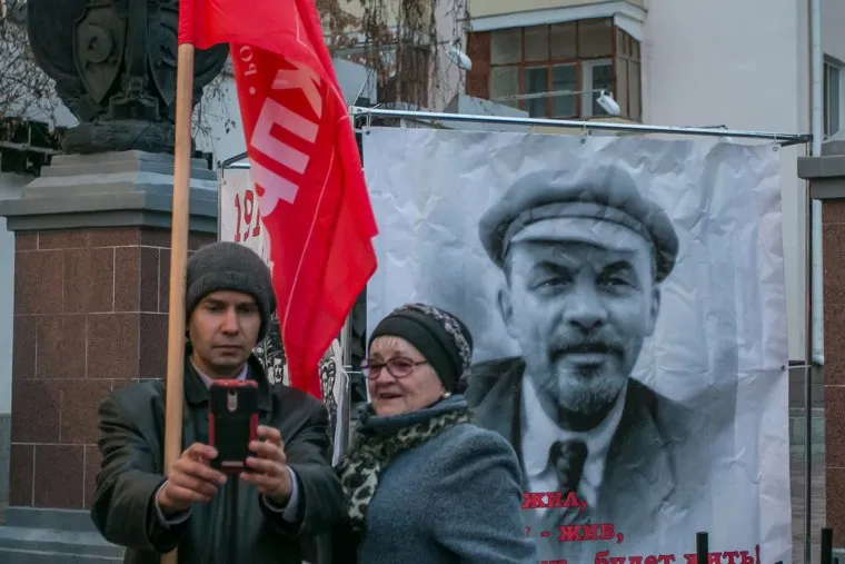 Митинг КПРФ в день годовщины революции 1917 года. Курган, ленин владимир, кпрф, фото на память, селфи