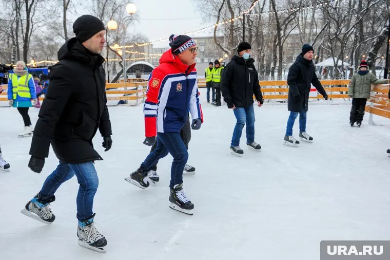 Алексей Текслер (в центре) опробовал лед в парке Терешковой