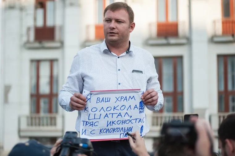 Очередной пикет против строительства Храма-на-Воде около здания РМК (Русская медная компания). Екатеринбург, лозунг, храм на воде, протест, ширшиков ярослав, одиночный пикет