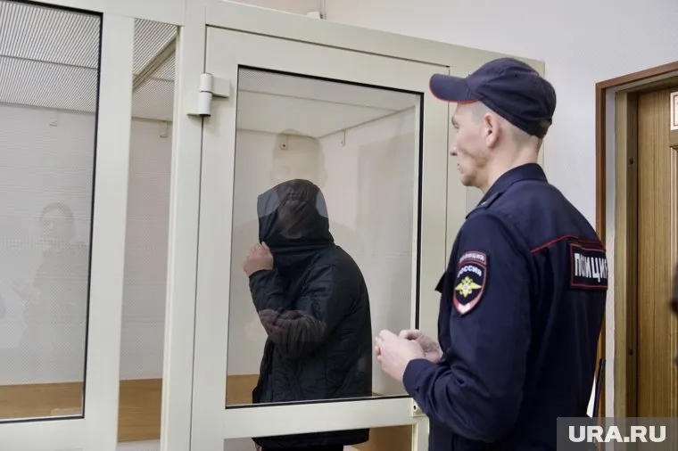 В ходе заседания 23-летний пермяк тщательно скрывал свое лицо капюшоном от представителей СМИ