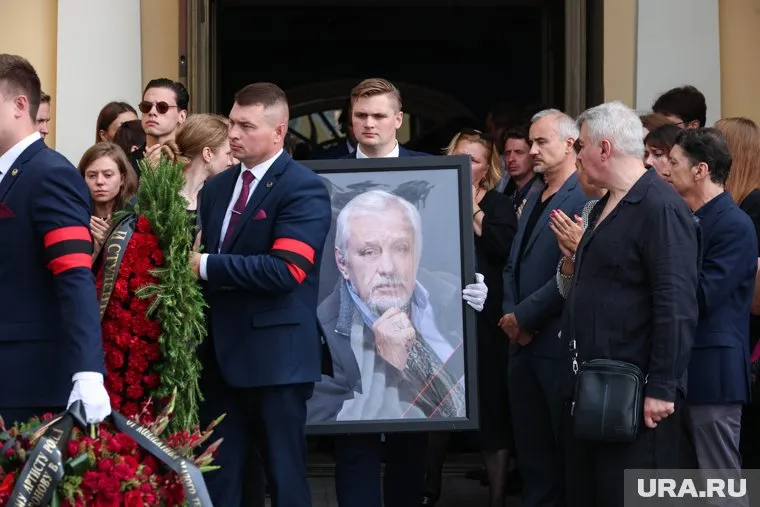 Церемония прощания Сафроновым завершилась в Малом театре