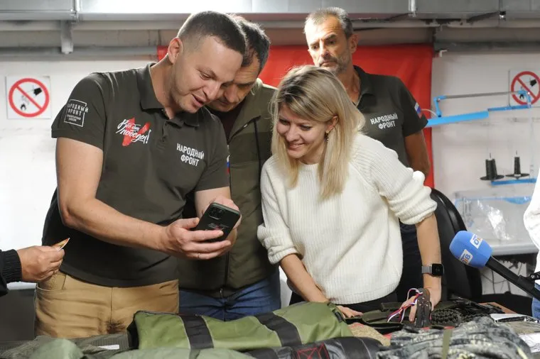Заместитель руководителя исполкома общероссийского общественного движения Народный фронт «За Россию» Борис Подольный и военно-политический блогер, журналист Юрий Подоляка посетили цех по пошиву текстильной продукции для нужд СВО. Челябинск