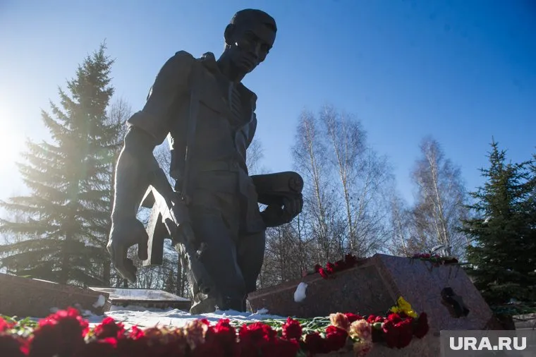 Неизвестные облили краской памятник советским воинам в городе Паланге