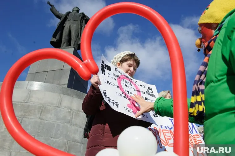 Представительницы движения собираются выстроиться в цепь солидарности