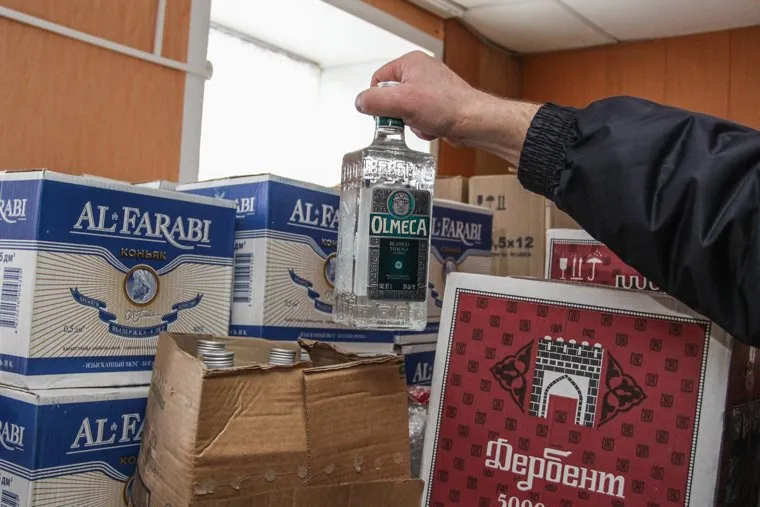 Внеочередное заседание Петуховской городской Думы.Петухово. Курганская область., водка, контрофакт, коробки со спиртным, конфискованный алкоголь