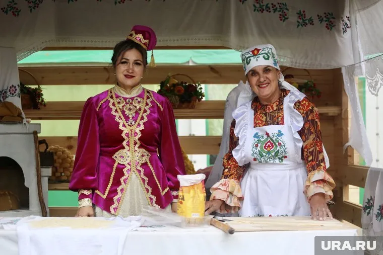 Большая лепешка баурсак - традиционное татарское блюдо