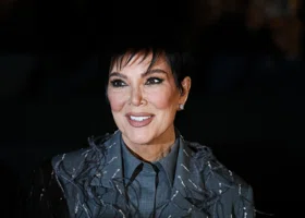 Юбилей в стиле 007, гости из списка Forbes и слухи о свадьбе: как глава семейства Кардашьян отметила 70-летие