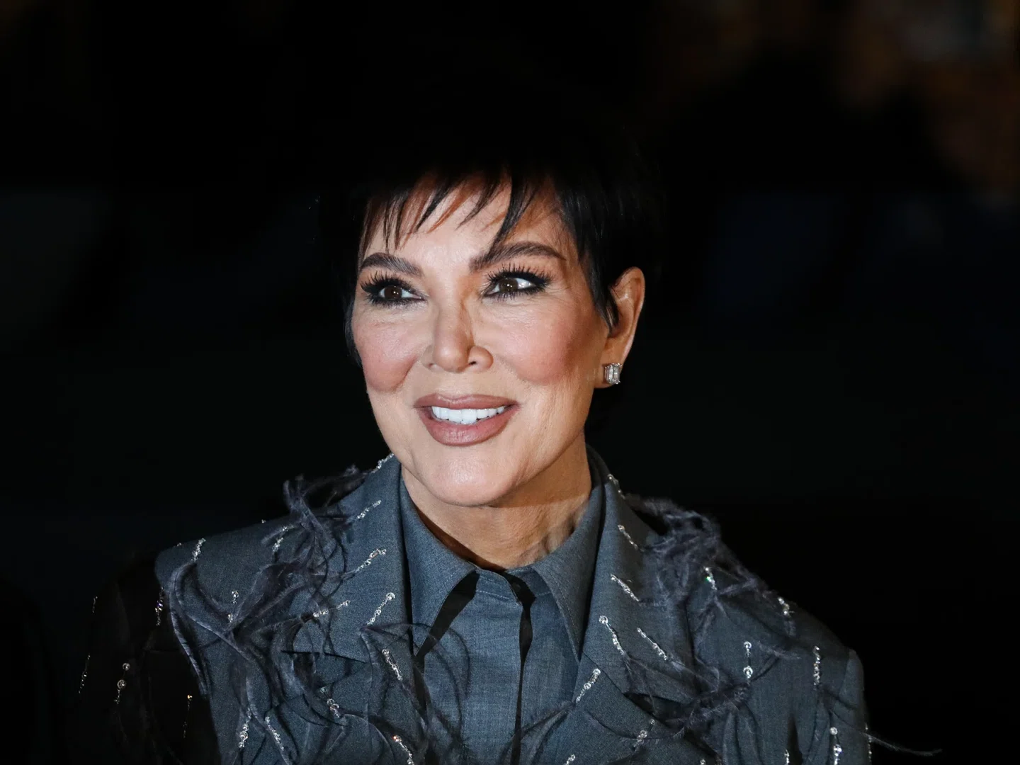 Юбилей в стиле 007, гости из списка Forbes и слухи о свадьбе: как глава семейства Кардашьян отметила 70-летие