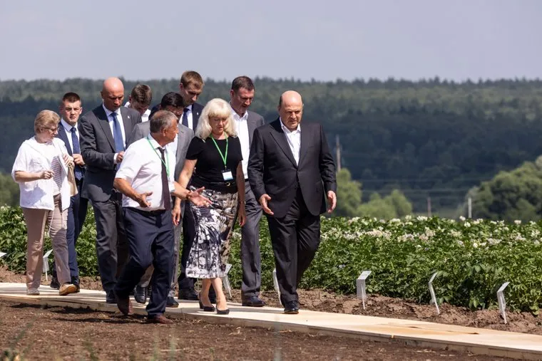 Михаил Мишустин во время посещения агрокомплекса в Кашире. Москва