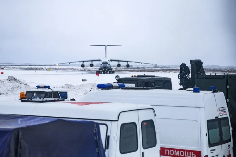 Самолет из Китая на взлетно-посадочной полосе аэропорта "Рощино". Тюмень