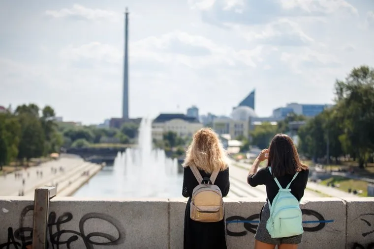 Жара в Екатеринбурге. Фонтан в дендропарке и Плотинка, подростки, девочки, екатеринбург, фонтаны, рюкзачки, тинейджеры, школьники, плотинка