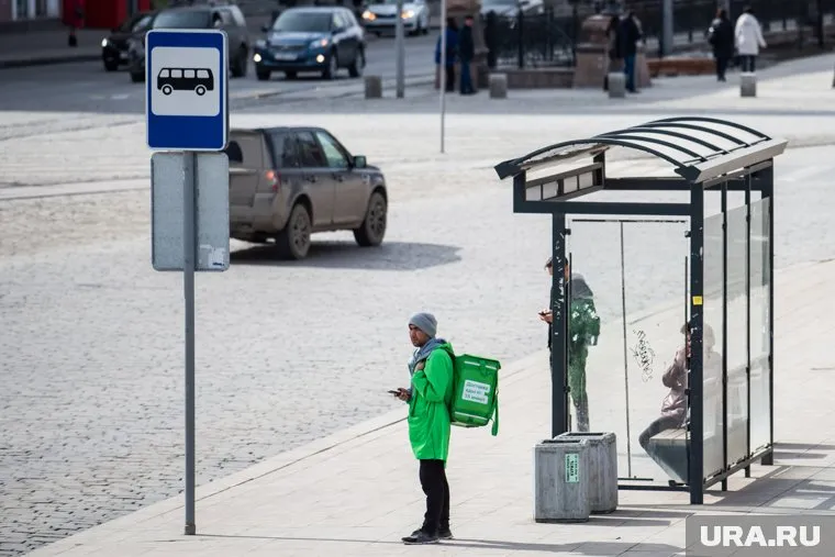 Мужчина пытался спрятать наркотики в скамейке на остановке
