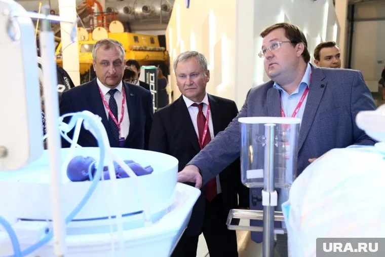 Алексей Кокорин (в центре) осмотрел экспонаты выставки