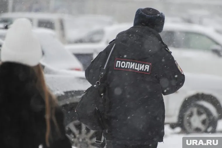 Полтора часа сотрудники полиции и служащие банка объясняли женщине, что ее пытаются обмануть