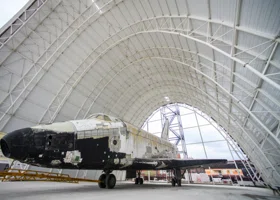 Полпреду Жоге показали космический шаттл, который «приземлился» в Верхней Пышме