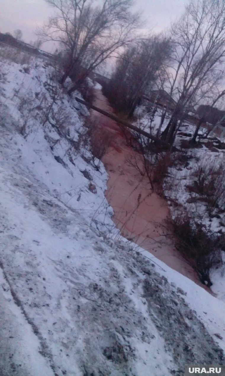 Вода в реке Молчанке стала красно-оранжевого цвета