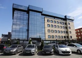 Санврачи нашли зараженного сотрудника в кафе, где отравились свердловские студенты-юристы