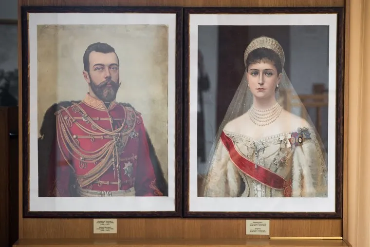 Мемориал Романовых на Старой Коптяковской дороге и зал памяти Романовых в Свердловском краеведческом музее. Екатеринбург