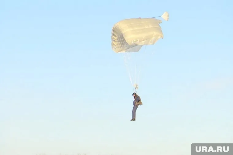 Космоспасатели прыгали с парашютами в 20-градусный мороз