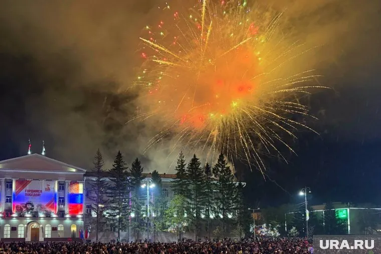 В Кургане запустили праздничный салют на 9 Мая