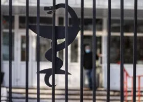 Свердловскому ребенку, разбившему голову в школе, собирают деньги на подарок
