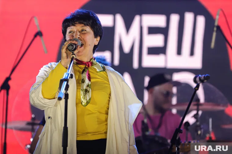 Группа «СмешBand» исполнила всеми любимые и популярные треки