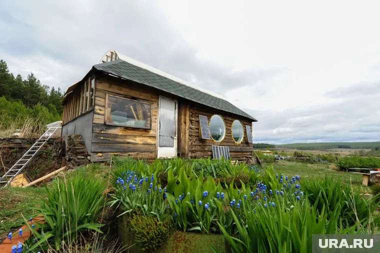 Во дворе дома есть фотозона, чан, беседка, качели и гамак (фото из архива)