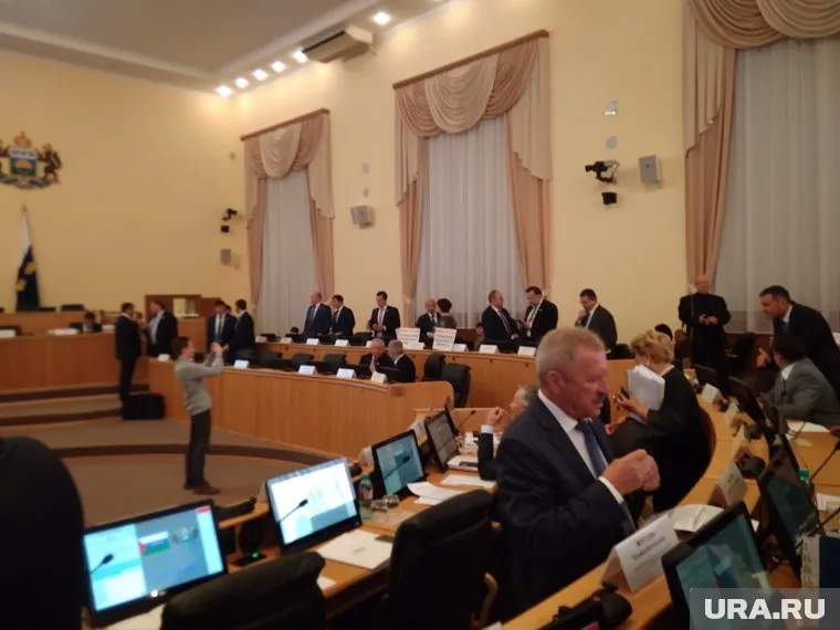 Члены фракции КПРФ выступили против пенсионной реформы прямо на заседании областной думы