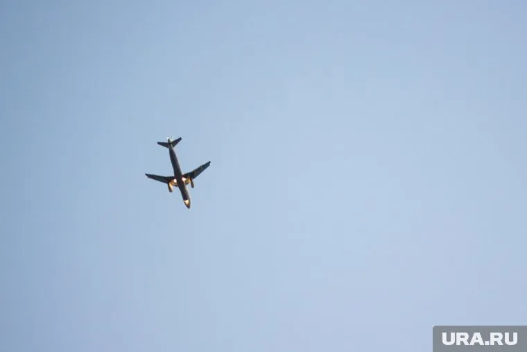 Жители Угута пытаются поддержать односельчанина, который развернул в небе самолет