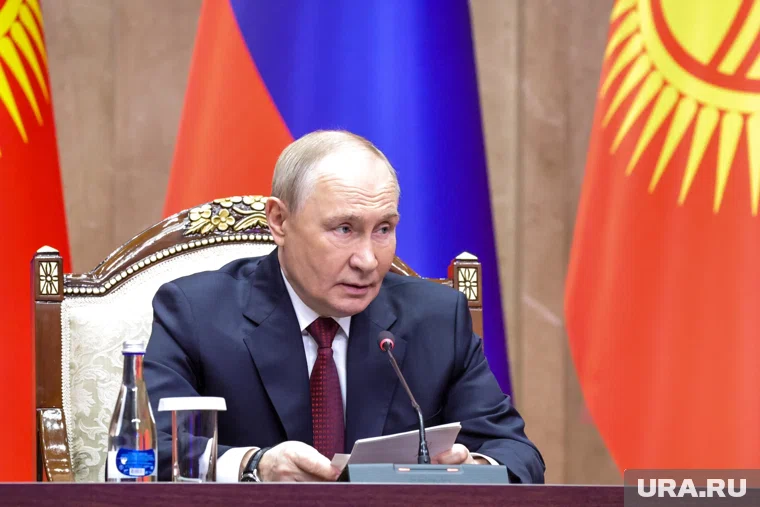 Путина научили играть на комузе