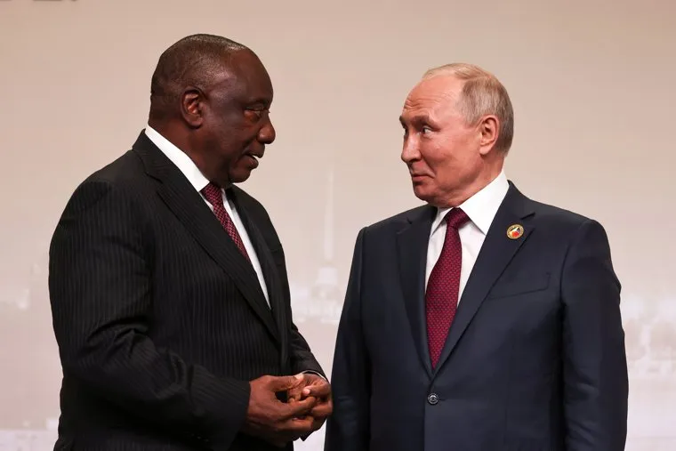 Президент России Владимир Путин на приветственном рукопожатии с лидерами саммита "Россия-Африка". Санкт-Петербург