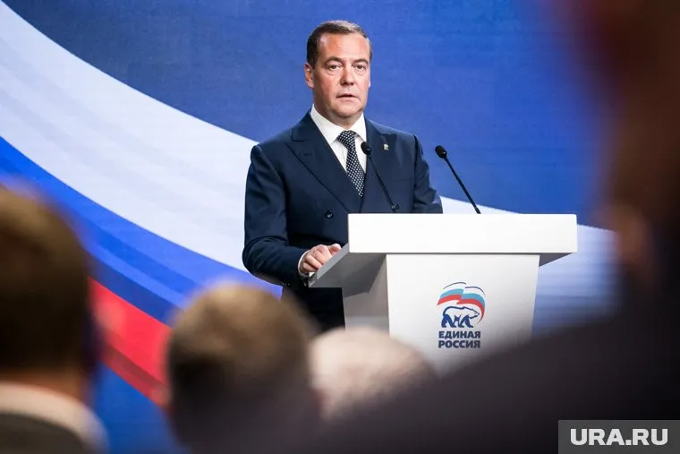 Медведев посоветовал Западу «не злить русских, чтобы не оказаться подо льдом Чудского озера»