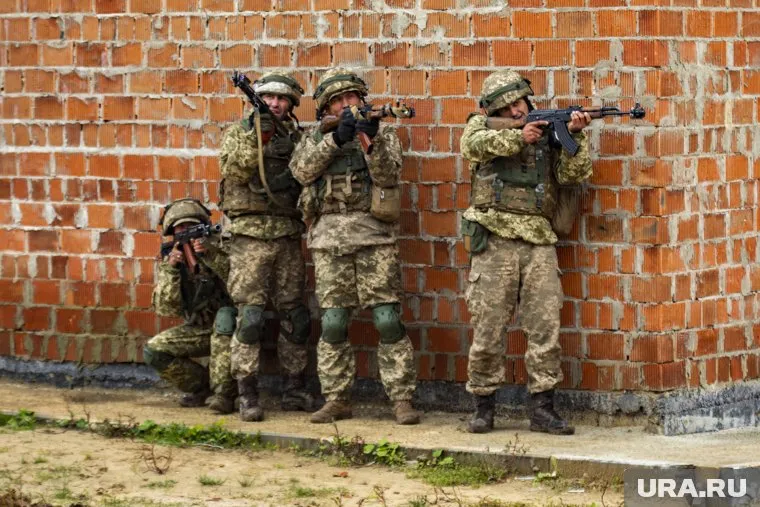Украинские военные начали заходить на территорию Донбасса, чтобы сорвать референдум, сказал Александр Матюшин